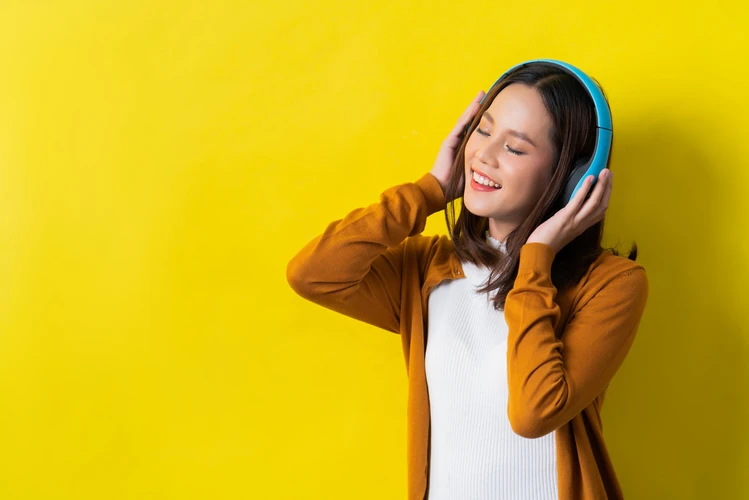 mendengarkan musik