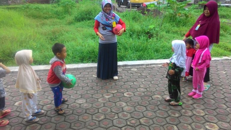 Lempar Tangkap Jadi Permainan Sederhana yang Tetap Seru