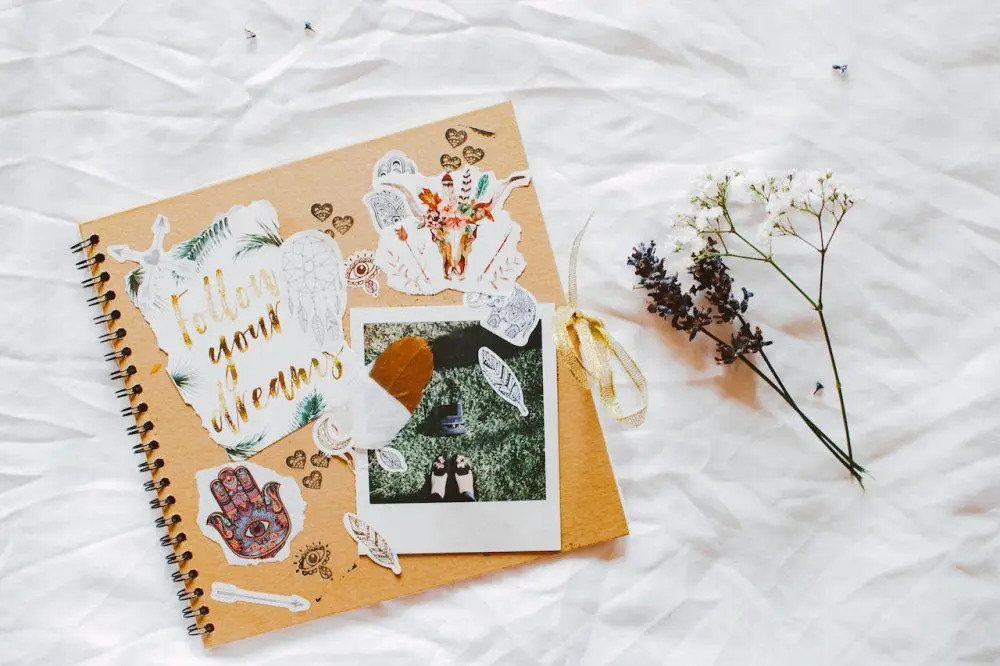 membuat scrapbook