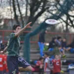 bermain frisbee
