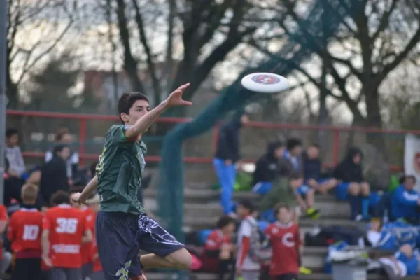 bermain frisbee