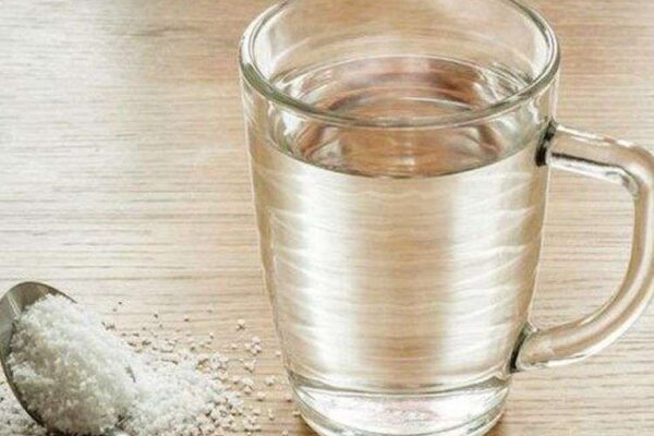 minum air garam