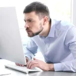 duduk dengan postur buruk