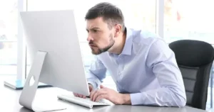 duduk dengan postur buruk