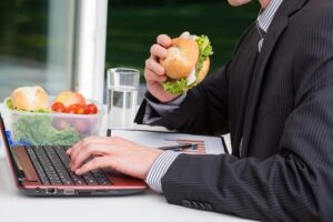 makan sambil bekerja