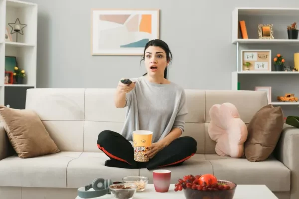 menonton TV sambil makan