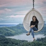 berfoto di tempat indah