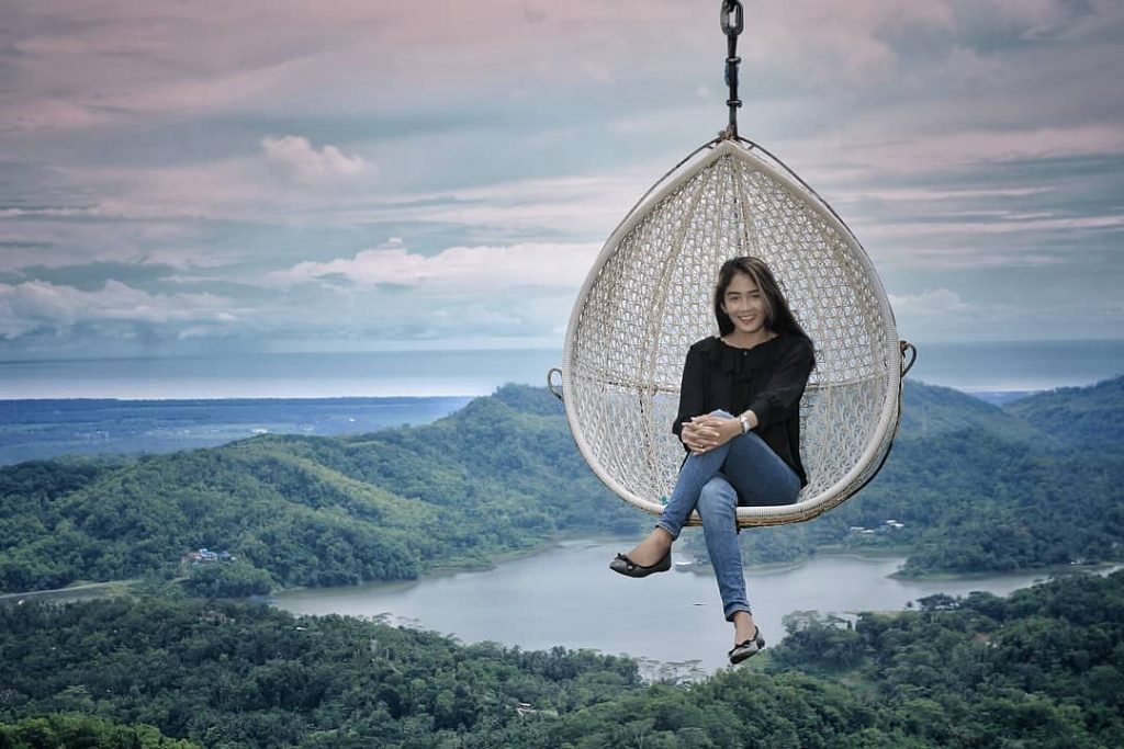 berfoto di tempat indah