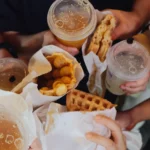 membeli makanan favorit