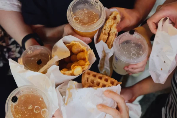 membeli makanan favorit