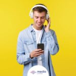mendengarkan podcast