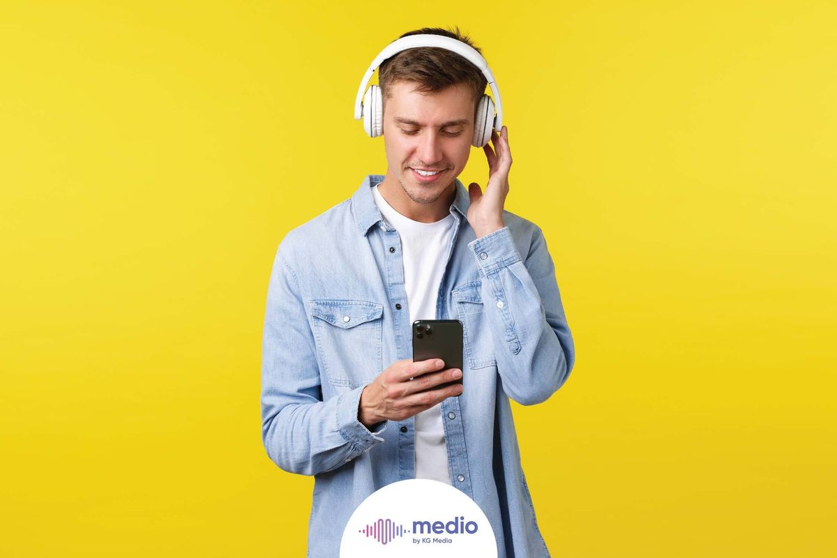 mendengarkan podcast