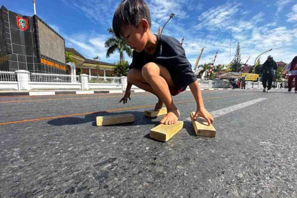 jalan di atas balok