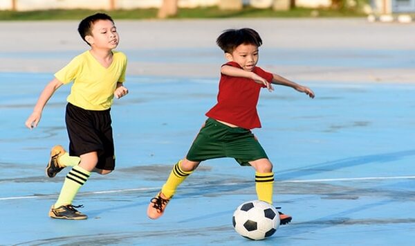 bermain sepak bola