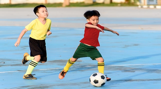 bermain sepak bola