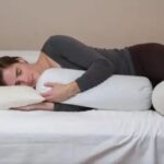 memeluk bantal