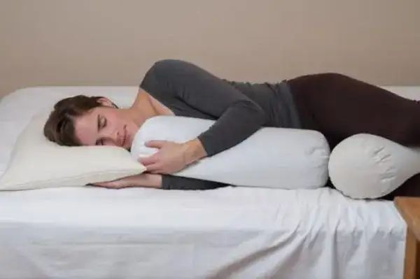 memeluk bantal