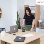 membereskan meja kerja