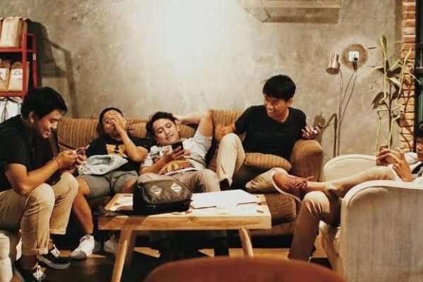 nongkrong dengan teman