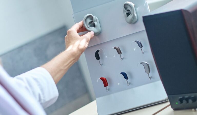 Smart Hearing Aid Membantu Pendengaran Lebih Jelas dengan Teknologi Modern